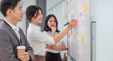 Mengoptimalkan Produktivitas Pekerja Kerah Biru Melalui Teknologi HR